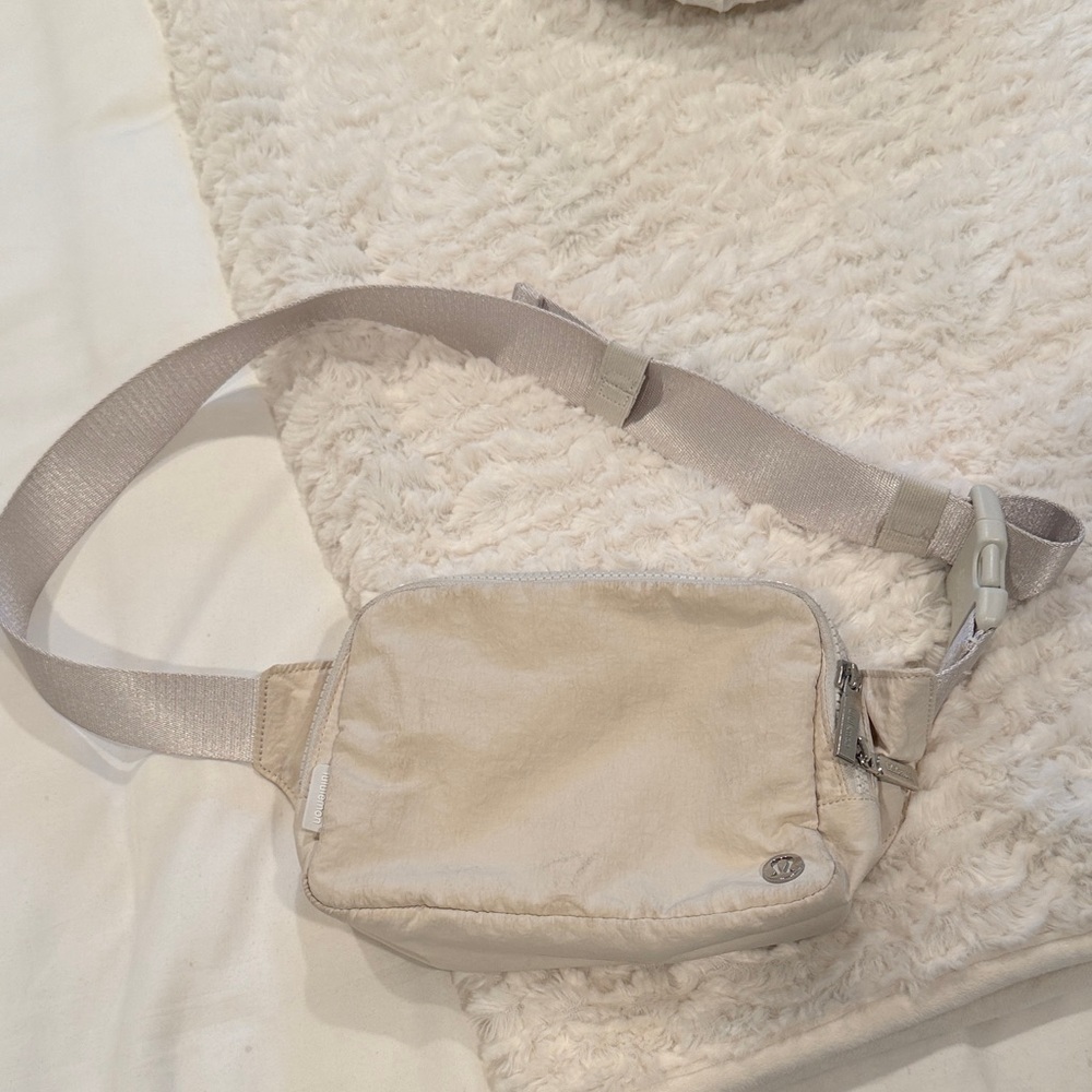 Lululemon belt bag 1L cream